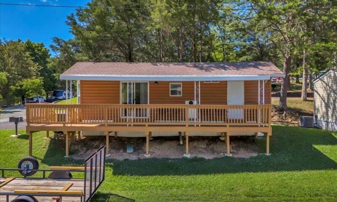 Pigeon Forge Cabaña | Luxury 2BR Cottage with Mountain Views
