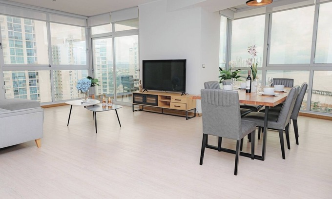 Tumba Vieja Apartamento | Luxury 2BR Oceanview, parking and balcony