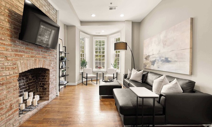 Columbia Heights Apartamento | Luxury 2BR & Parking in Heart of DC - Steps to Metro