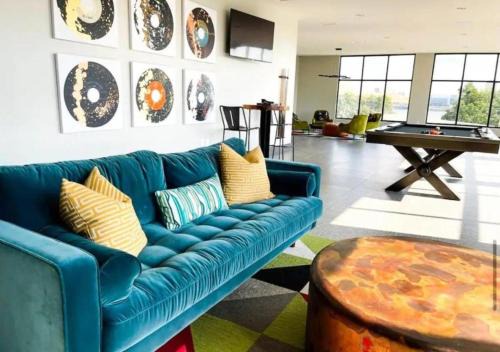 Louisville Apartamento | Luxury 2BR Skyline Views Near Downtown Louisville