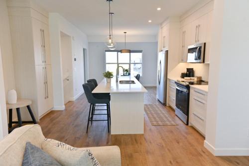 Chestermere Casa | Luxury 3 Bdrm 3 Bath townhome in Chestermere