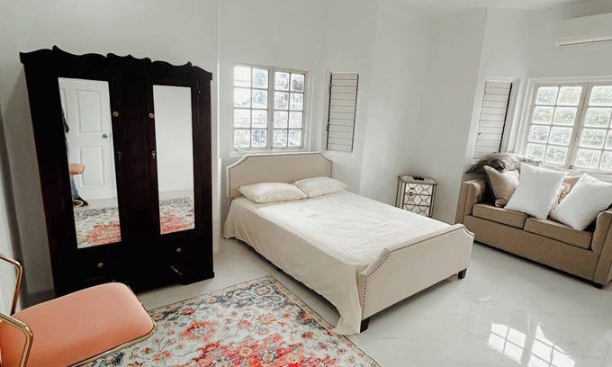 New Kingston Apartamento | Luxury 3 bed 2 bath in the heart of New Kingston. Very central & safe Gated.