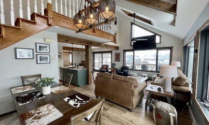 Gardiner Casa | Luxury 3 bed/2 bath river front house, 10 minutes from Yellowstone Park