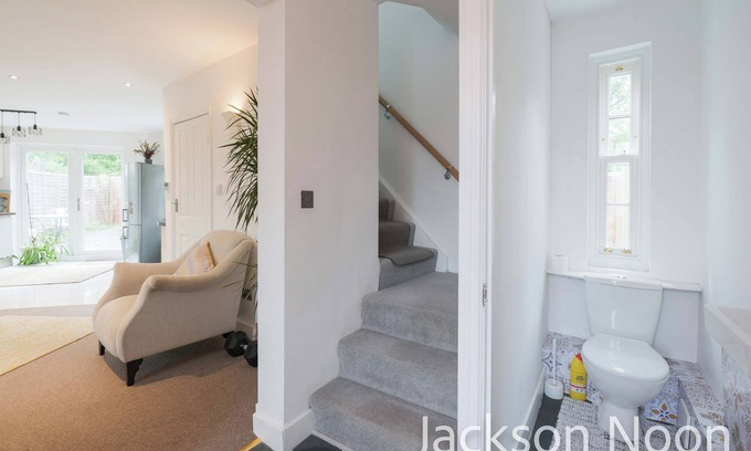 Epsom Casa | Luxury 3-Bed Epsom Haven - Modern Retreat with parking