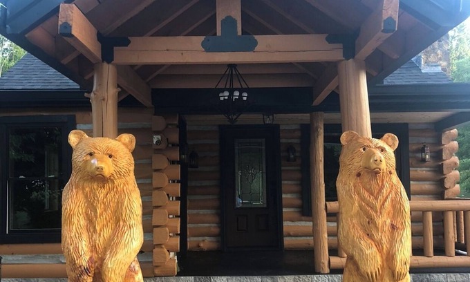 West Liberty Cabina | Luxury 3-bed hemlock log cabin Cave Run Lake area, with WiFi, gameroom, hot tub