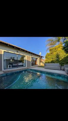 Pomona Villa | Luxury 3-Bed Retreat with Pool & Jacuzzi 10min from OR Tambo