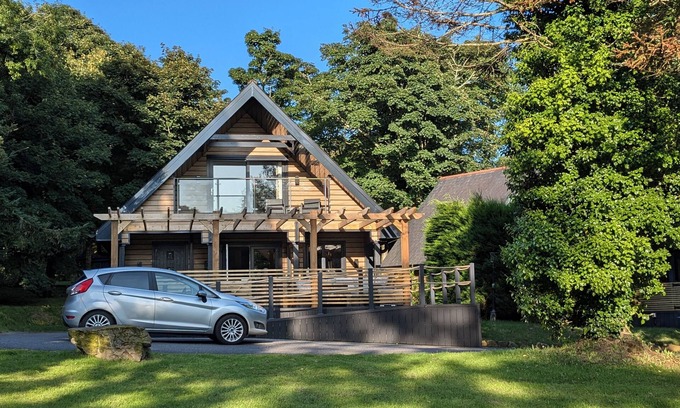 Praze-An-Beeble Casa | Luxury 3-bedroom lodge. Spacious country estate. Own hot tub. Free gym, pool etc
