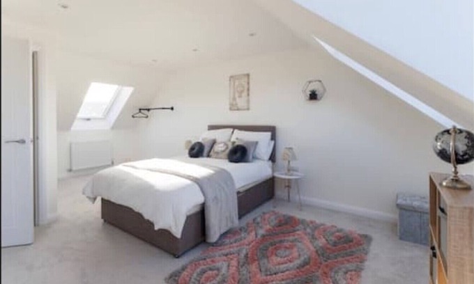 Kirkdale Casa | Luxury 3-bedroom, 2-bathroom Home Sleeps 7 People