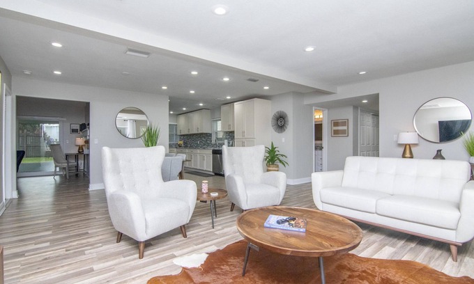 Brandon Casa | Luxury 3 Bedroom 2 Bath w/ 2 Car Garage