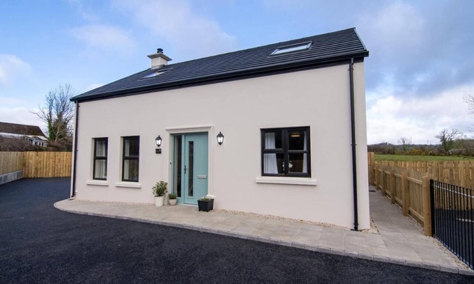 Limavady Cabaña | Luxury 3-Bedroom Cottage at the Foot of Binevenagh Mountain