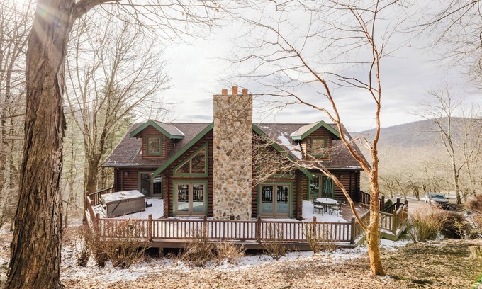 South Mountain Cabina | Luxury 3 Bedroom Log Cabin in Snowshoe Resort’s Hawthorne Valley - Sleeps 8 - 10