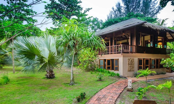 Nuea Khlong Villa | De lujo de 3 dormitorios con piscina Villa Baan Don !!