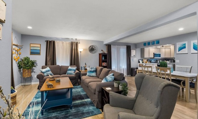 Aberdeen Casa | Luxury 3-bedroom Tri-Level w/ Game Room