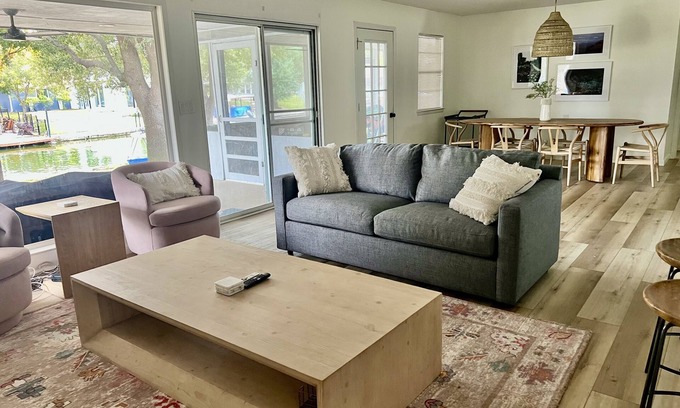 Granbury Casa | Luxury 3 bedroom waterfront home w/EV charger