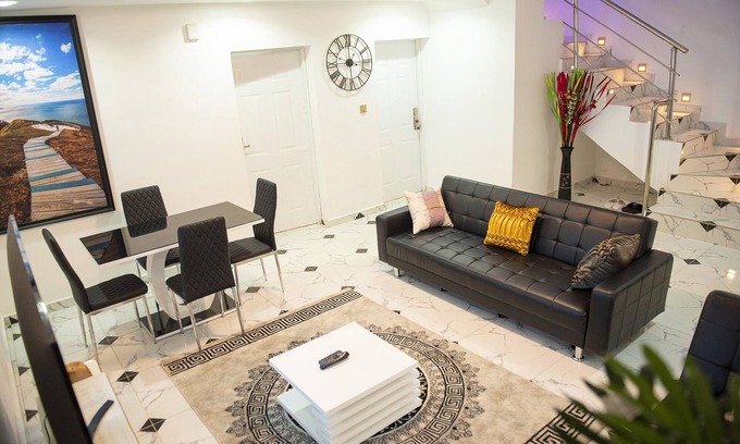 Abuja Casa | Luxury 3 Bedrooms Apart-24Hrs Elect/WIFI/Security 3 Bed Abuja (Black)