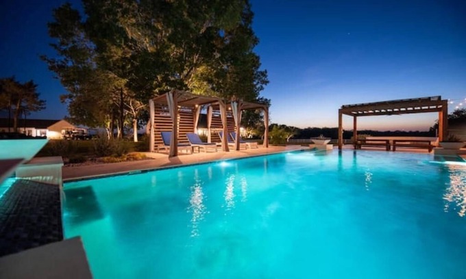 Burton Otro | Luxury 3 BR Stay Sleeps 6 Stunning Farm