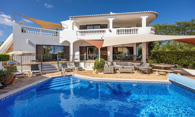 Luz Villa | Villa de lujo de 3 a 4 dormitorios con maravillosas vistas al mar y a la montaña