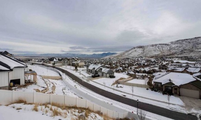 Herriman Casa | Luxury 3000 sf custom home with deck & hottub, large master suite and gym.