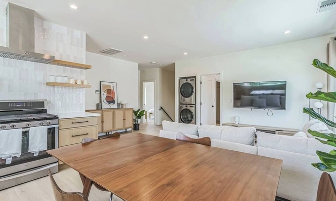 Downtown Los Angeles Condominio | Luxury 3BD/2BA Upper Condo w/Parking, W/D, A/C + Stunning DTLA & Mountain Views