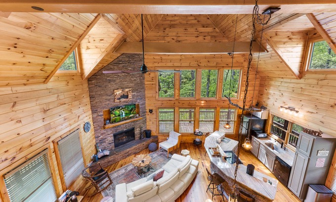 Cleveland Casa | Luxury 3BD 3BA Cabin. Hot Tub,Pool Table,BBQ.Close to Helen, GA.Great for Groups
