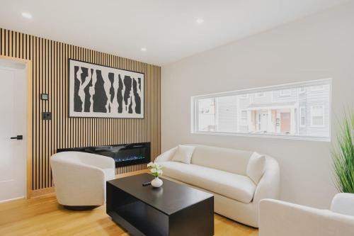 Central-Maverick Square - Paris Street Apartamento | Luxury 3BD Short Walk to Airport