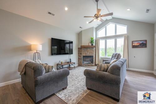 Branson Casa | Luxury 3BR Condo - Stairs Required - Resort Amenities - FREE TICKETS INCLUDED - FHG-308