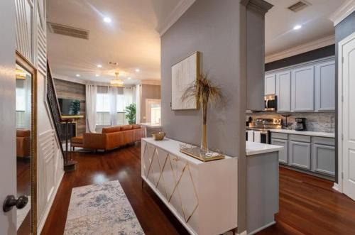 Washington Ave./ Memorial Park Casa | Luxury 3BR Heights House l Yard l Fast Wifi l Hot Tub