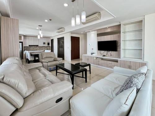 Bangka Apartamento | Luxury 3BR Kemang Village Residence with Netflix, WiFi, Pool by 2ndHome