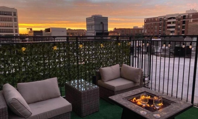 Near South Side Apartamento | Luxury 3BR Spacious Suite Sleeps 8 Guests with Patio, Skyline View, Optional Parking and Gym Access Near McCormick Place and Lakefront