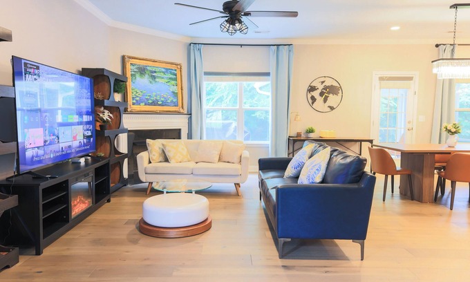 Wessex Square Otro | Luxury 5-bedroom farmhouse with fenced backyard and smart TV in south Charlotte