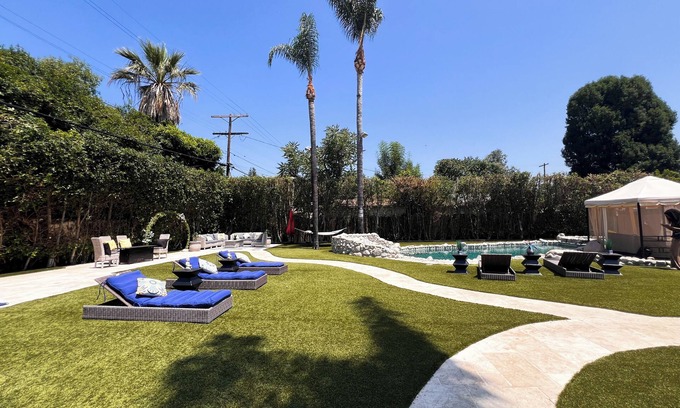 Tarzana Apartamento | Luxury 4 BD w/ Pool, Jacuzzi, W/D