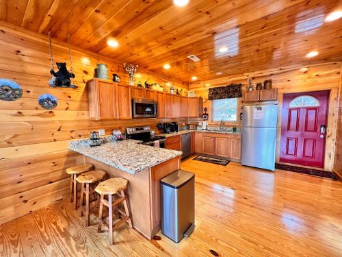 Chalet Village North Casa | * *Luxury 4 Bdrms, Views, Theater, Arcade, Firepit