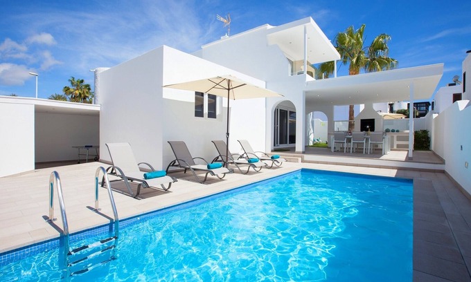 Puerto del Carmen Villa | Lujosa villa de 4 dormitorios y 3 baños en el centro de Puerto del Carmen con wifi gratis y aire acondicionado