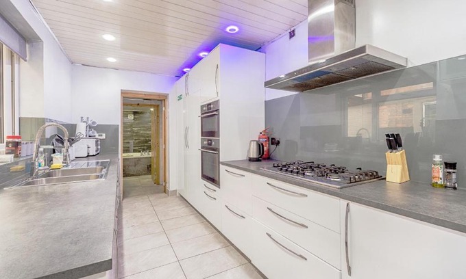 Seisdon Casa | Luxury 4 bed house with Jacuzzi, we take deposits
