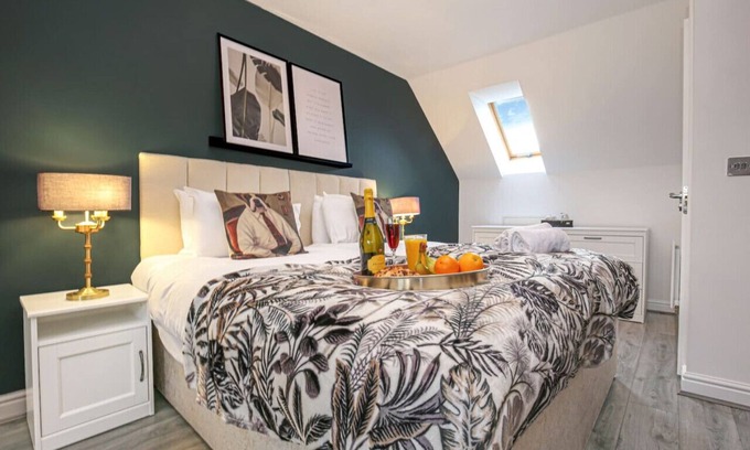 Newport Pagnell Casa | Luxury 4 Bedroom House-Sleeps 7