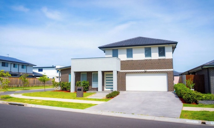 Gledswood Hills Casa | Luxury 4-bedroom house -Sleeps 10 Guests