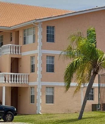 Bahamia West Apartamento | Luxury 4 bedroom 2 1/2 bath Condo with pool
