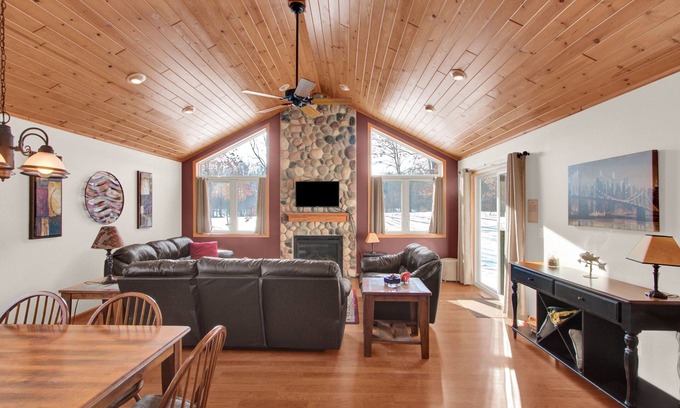 Rome Condominio | Luxury 4 bedroom Condo on Lake Arrowhead Lakes course, 1 mile to Sand Valley
