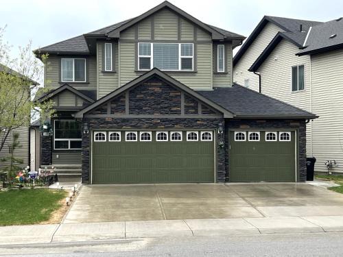 Panorama Hills Casa | Luxury 4 Bedroom Cozy Home close to YYC, Shops, DT, Stampede, Mountains and many amenities in Panorama Hills NW Calgary