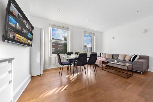 Elephant and Castle Apartamento | Luxury 4 Bedroom Flat with Stunning Shard View from Terrace in Central London! Next to station, Sleeps 9