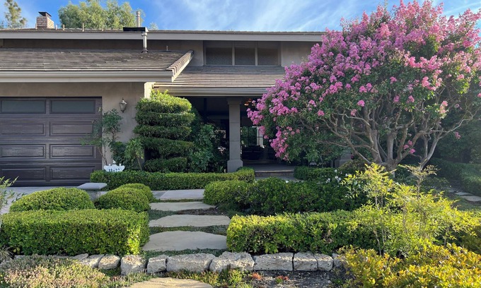 Porter Ranch Casa | Luxury 4-bedroom house in welcoming Los Angeles with WiFi, AC and many more.