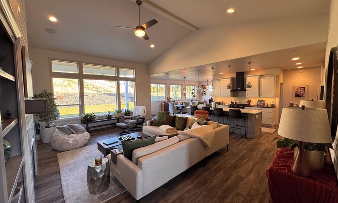 Pullman Casa | Luxury 4-Bedroom Home Near WSU – Modern Comfort by Park in Quiet Area
