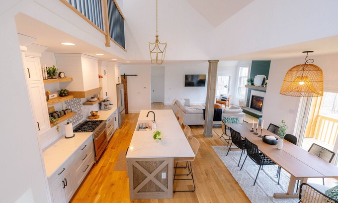 Montgomery Casa | Luxury 4 bedroom house in a quiet, serene neighborhood