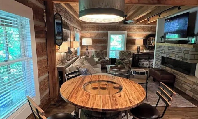 Waddy Cabina | Luxury 4 bedroom Log Cabin on 32 acres only 10 minutes from Frankfort, KY