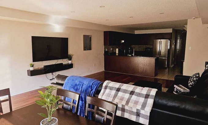 Hurontario Casa | luxury 4-bedroom Mississauga home