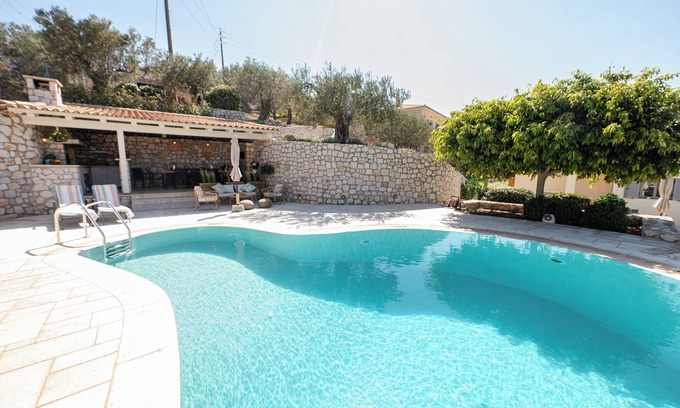 Galatas Villa | Nueva Villa de Lujo 4 Dormitorio Con piscina que ofrece fantásticas vistas al mar
