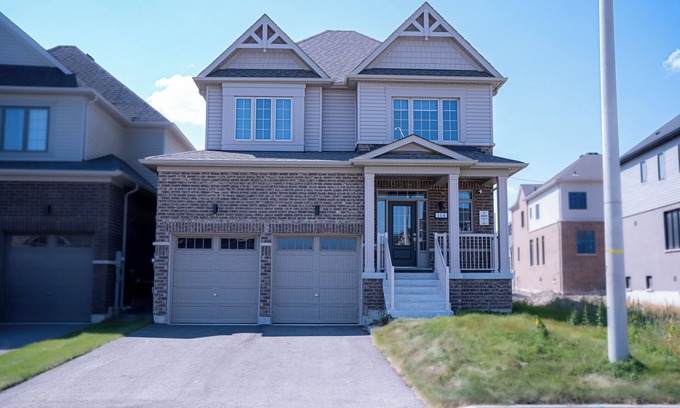 Barrie Casa | Luxury 4 Bedrooms & 2.5 Bathroom Retreat with Modern Comforts in Barrie City!