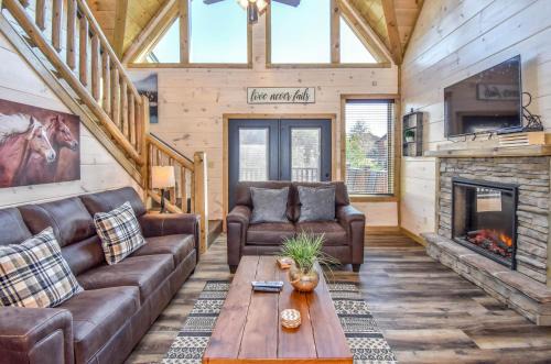 Pigeon Forge Casa | Luxury 4-BR Cabin Near Parkway and Dollywood with Game Room and Hot Tub