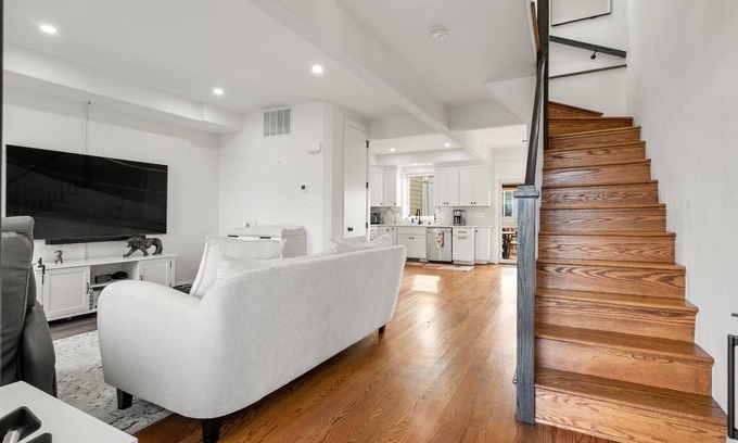 Hill East Casa | Luxury 4 BR Capitol Hill Home, Steps to Metro, Walk to Capitol and DC Landmarks