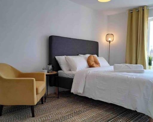 West Thurrock Casa | Luxury 4 Large Bedrooms West Thurrock Grays 3 bathrooms 1 en suite Netflix Free Parking